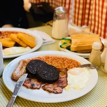 Fresh plain Omelette served with legendary steak-cut chips